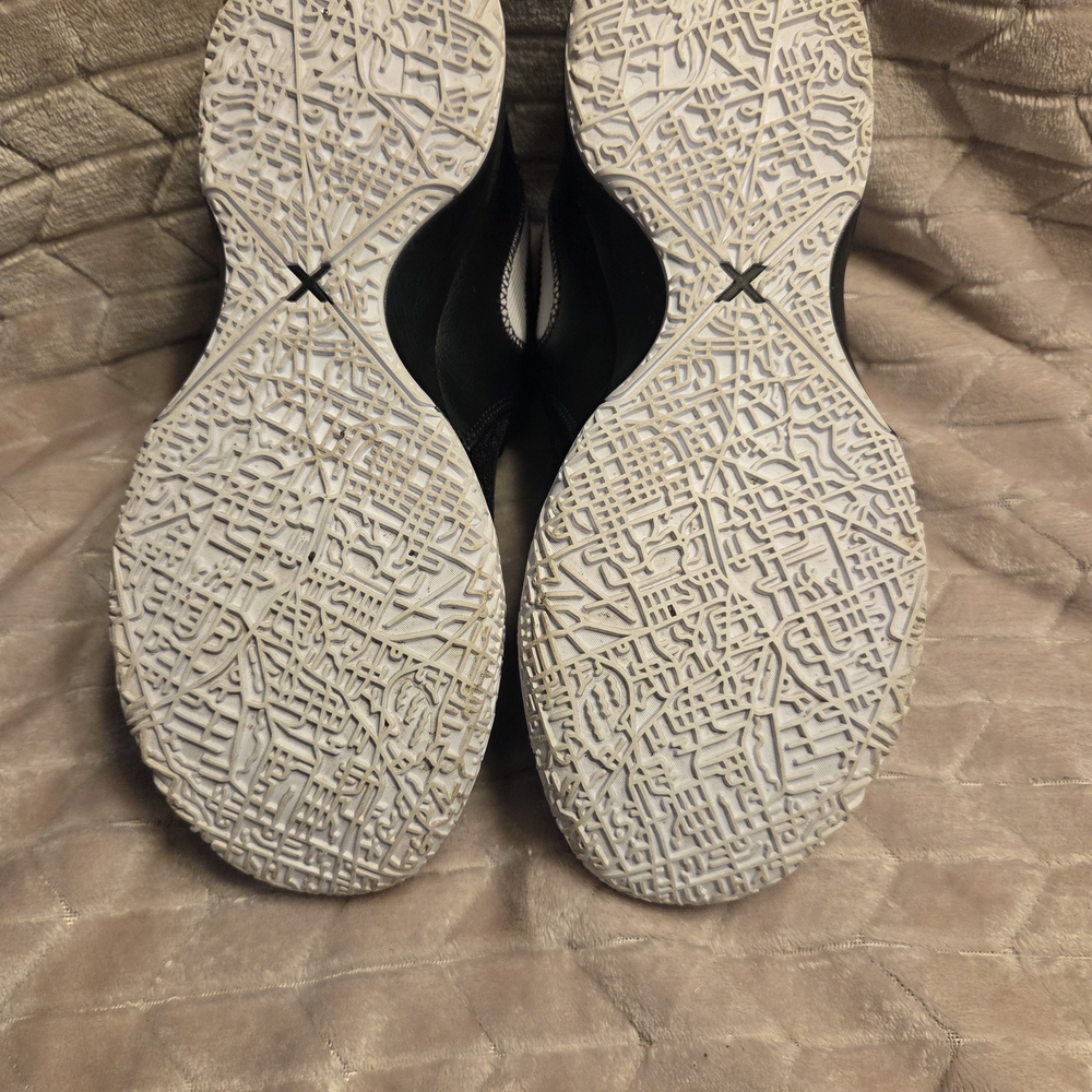 Nike Black and White Athletic Shoes - Picture 6 of 7